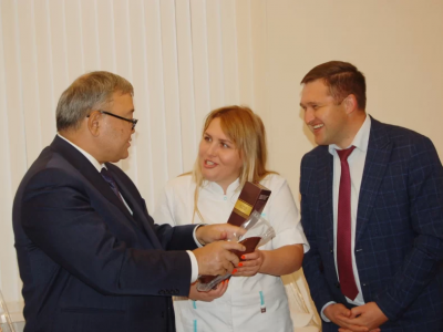 哈萨克斯坦共和国特命全权大使访问