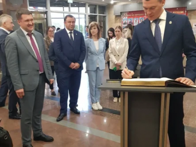 由州长Mikhail Degtyarev率领的哈巴罗夫斯克领土代表团参观了Jsc"莫吉廖夫肉类加工厂"