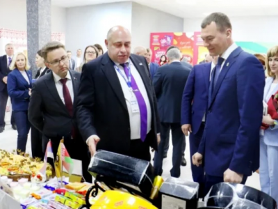 由州长Mikhail Degtyarev率领的哈巴罗夫斯克领土代表团参观了Jsc"莫吉廖夫肉类加工厂"